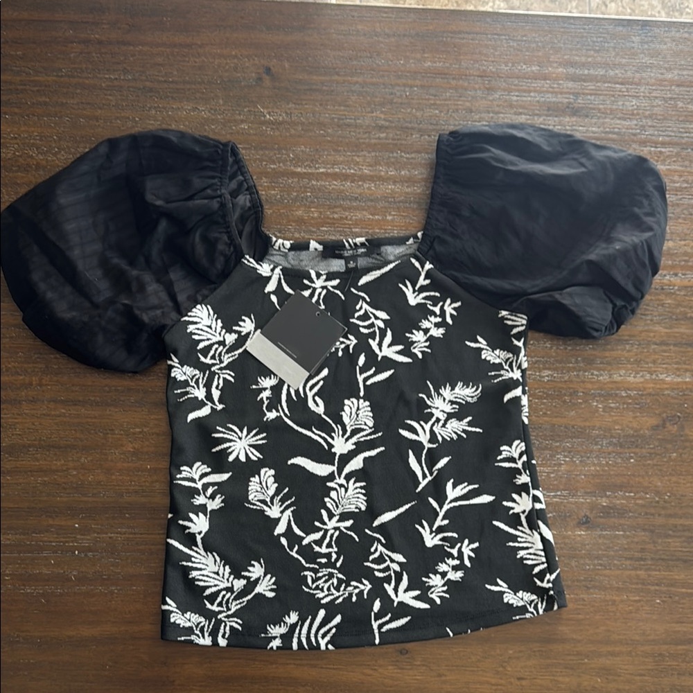 Marc New York Black and White Puff Sleeve Top size M